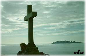 Croce Cancervo con sullo sfondo il Monte Resegone (Lecco)